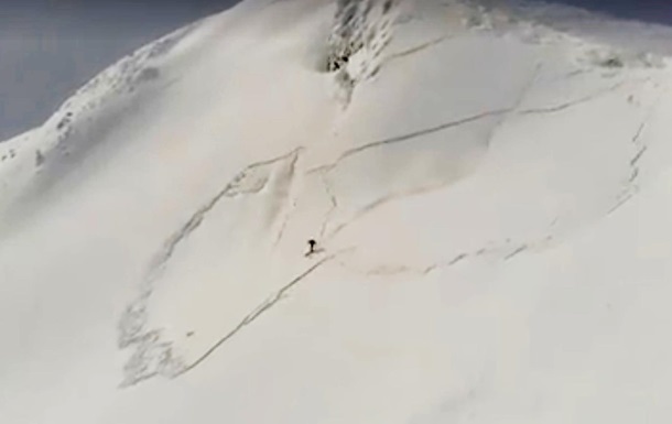 В Карпатах сноубордист чудом ушел от лавины