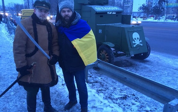 На мост Патона в Киеве пригнали броневик