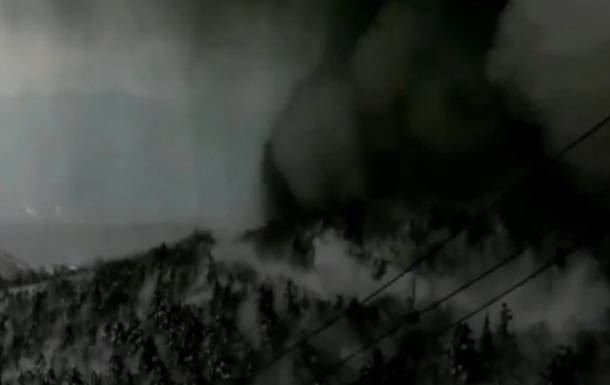 Сходження чорної лавини в Японії показали на відео