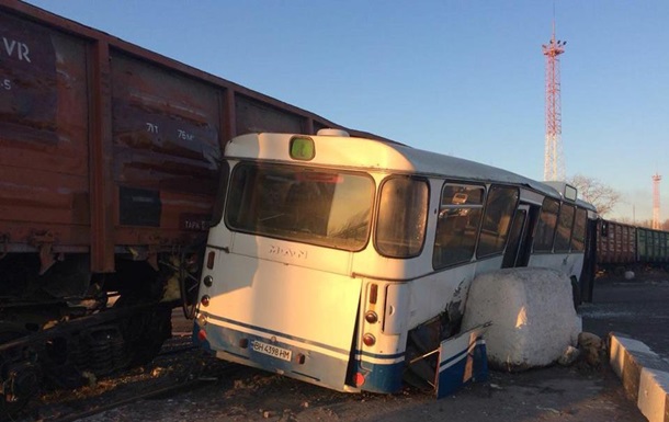 У Чорноморську зіткнулися потяг і автобус, шестеро постраждалих