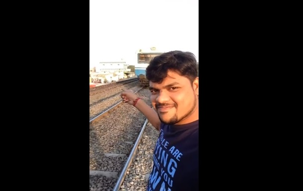 Індус зняв на відео, як його збиває потяг