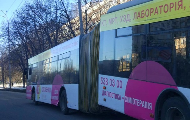 В Киеве троллейбус переломился пополам
