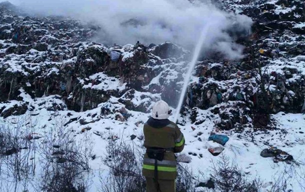 Під Полтавою горить звалище твердих побутових відходів