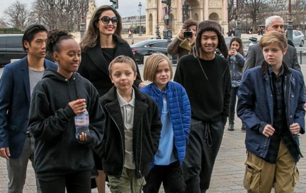 Джолі влаштувала своїм дітям екскурсію Парижем