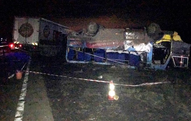 На Херсонщині вантажівка протаранила автобус