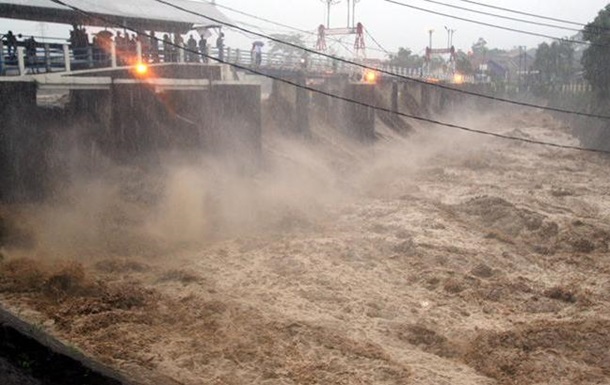 В Індонезії через повінь евакуюють тисячі людей