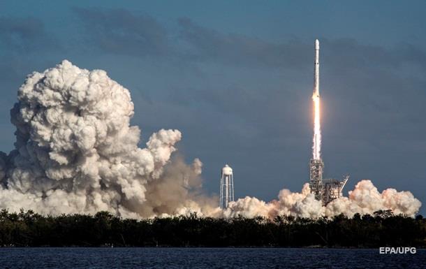 SpaceX запустила ракету-носитель Falcon Heavy