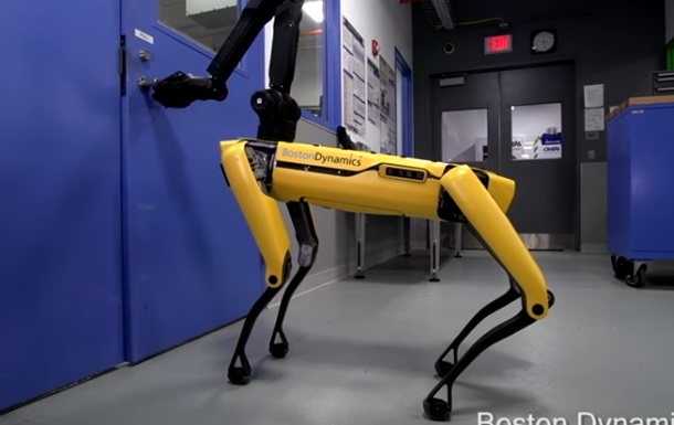 Робот-собака Boston Dynamics сама открывает двери