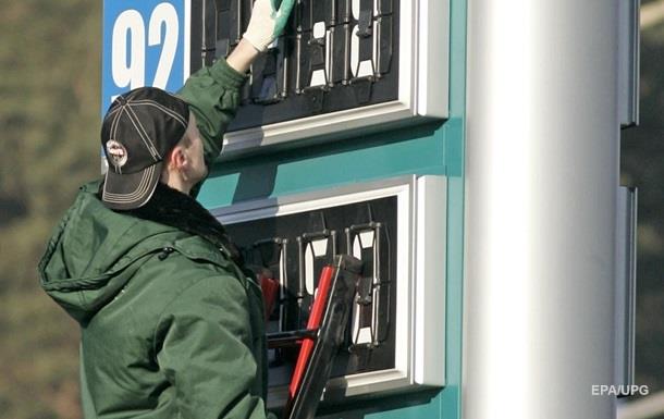 Бензин на АЗС продолжает дешеветь
