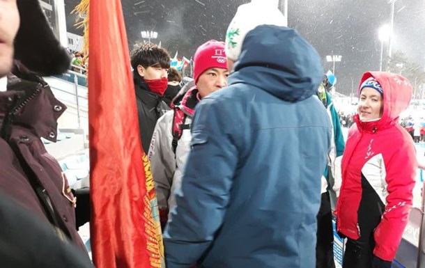 У российских болельщиков на Олимпиаде забрали флаг с Лениным