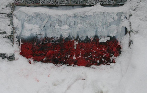 У Харкові пам ятник воїнам УПА розфарбували в кольори польського прапора