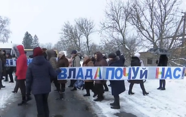 Під Хмельницьким через закриття шкіл учителі та батьки перекрили дорогу