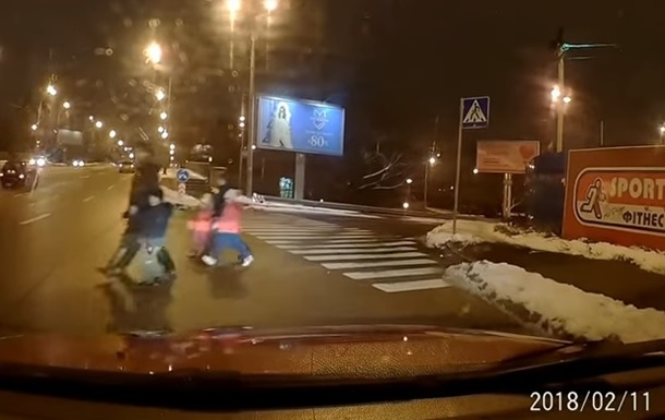 В Киеве мамаши с детьми побежали через шесть полос