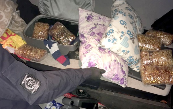 Пограничники изъяли у гражданина Турции 20 кг янтаря