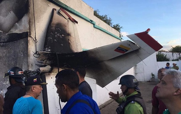 У Венесуелі літак впав на будинок, є жертви