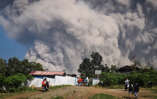 Вулкан выбросил столб дыма высотой пять километров