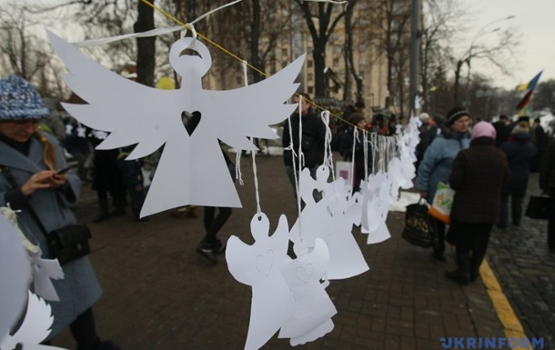 Сотни ангелов: в Киеве прошла акция памяти Героев Небесной Сотни