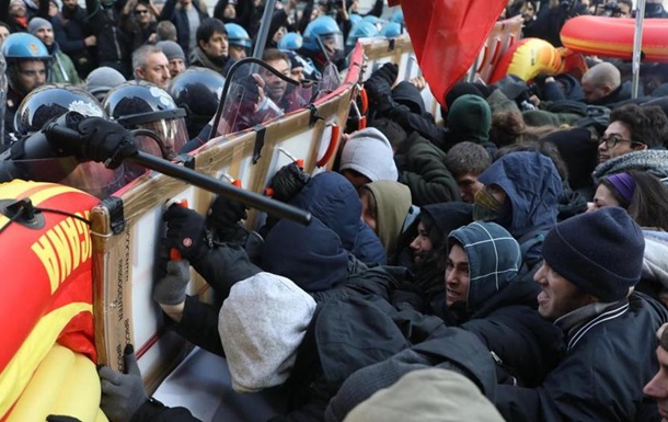 В Милане подрались антифашисты и полиция