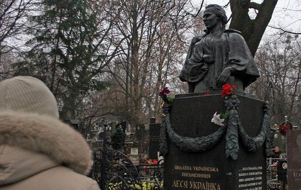 У Києві знову осквернили могилу Лесі Українки