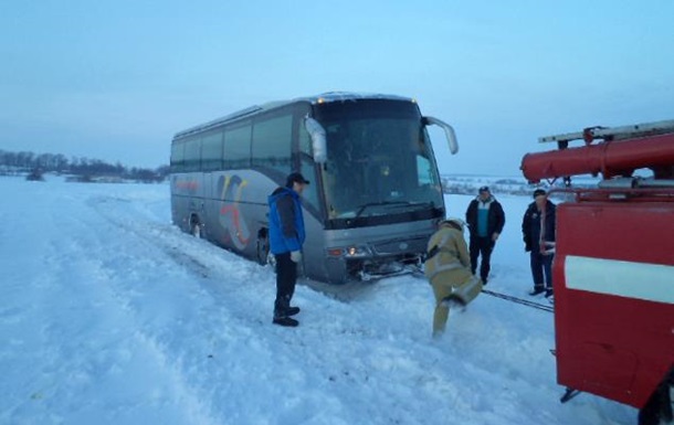 Под Киевом в занос попал автобус с иностранцами