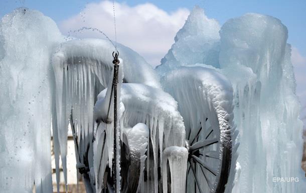 Швейцарія через морози покрилася льодом