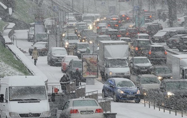 В Киеве сильные пробки из-за снегопада