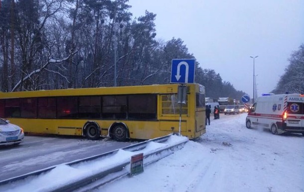Под Киевом автобус перекрыл международную трассу