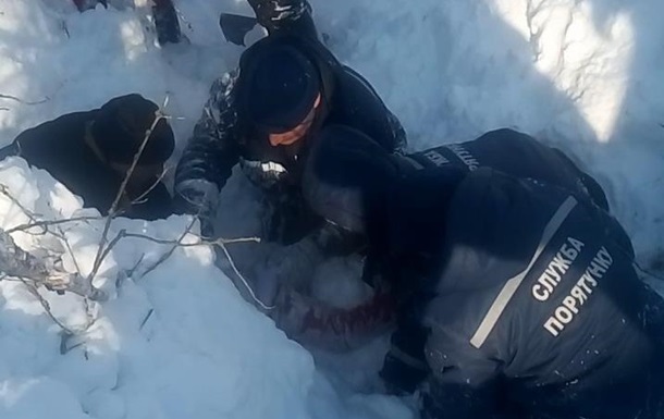 Под Харьковом ребенка спасали из снежного завала