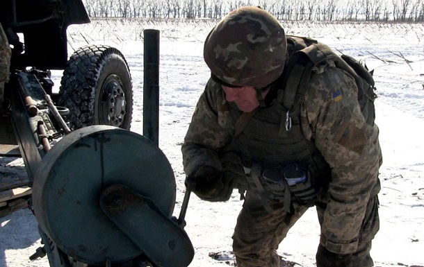 Учения артиллерии под Луганском показали на фото