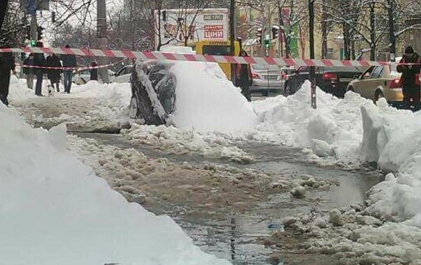 В Киеве автомобиль провалился под асфальт 
