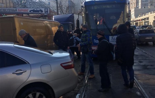 В Одесі пасажири трамвая прибрали з рейок авто