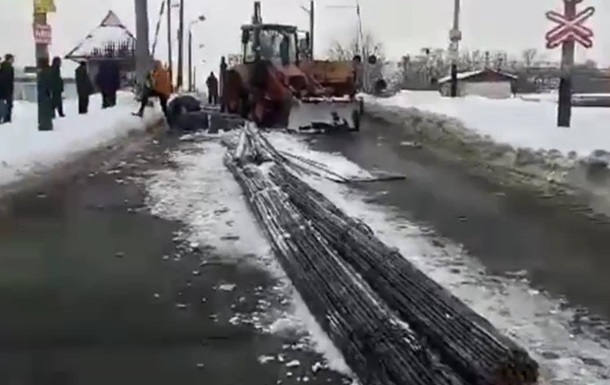 У Києві з вантажівки на дорогу вивалилася купа металевих прутів