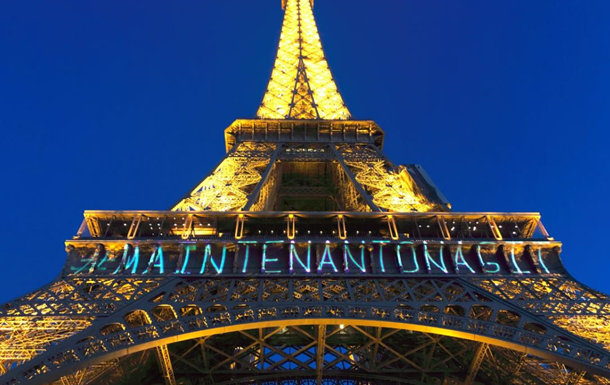 У Парижі заради жінок змінили підсвічування Ейфелевої вежі