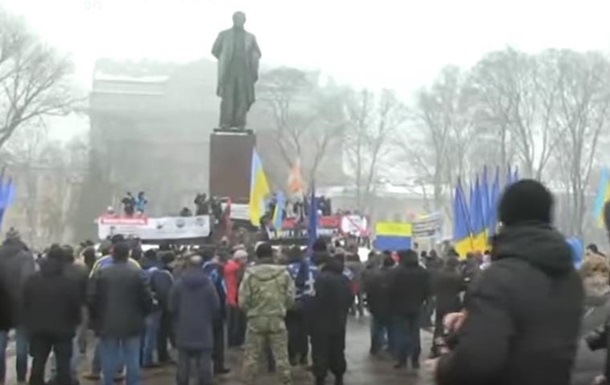 У Києві поліція оточила парк Шевченка