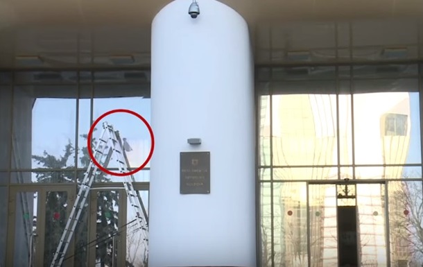 У будівлю парламенту Молдови кинули пляшку з дизпаливом