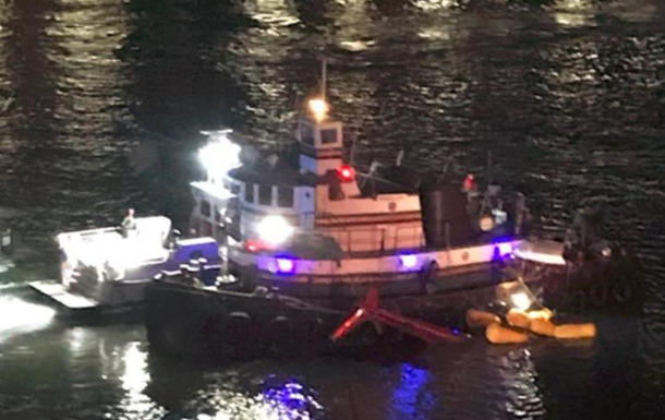 В Нью-Йорке вертолет упал в реку