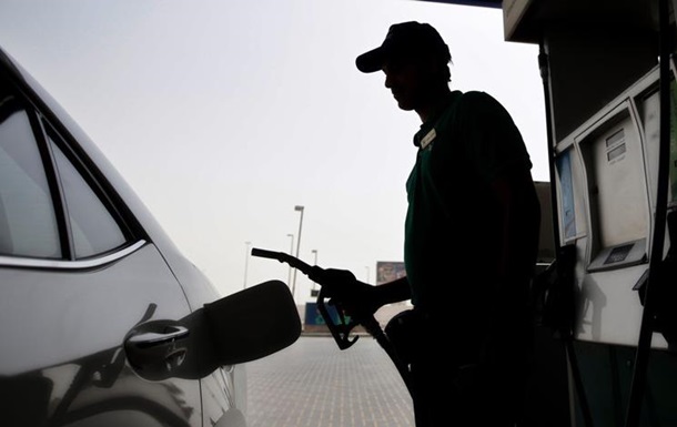 Крупные сети АЗС снизили цены на топливо