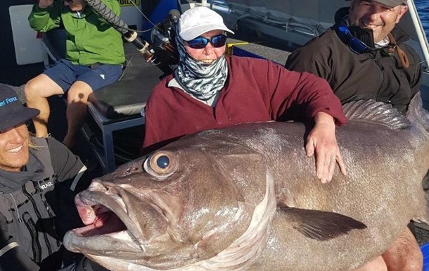 В Австралии пожилая женщина поймала рыбу-гиганта