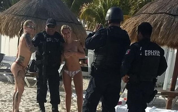 Полицейских уволили за фото с полуголыми туристками