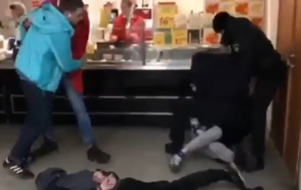 У Києві підлітки влаштували погром в супермаркеті