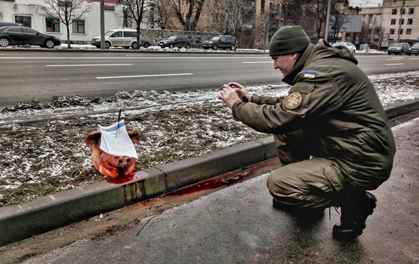 К посольству РФ в Киеве принесли голову свиньи