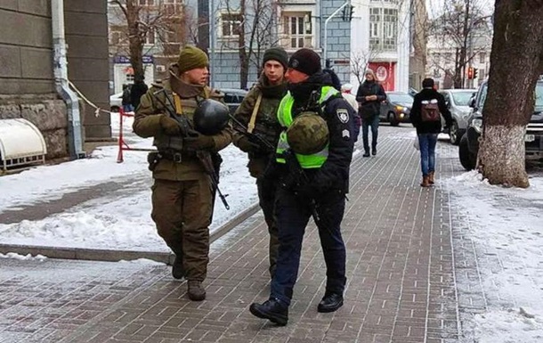 У Києві на вулиці вивели озброєні патрулі