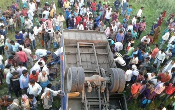 В Індії автобуса впав з мосту: 14 загиблих