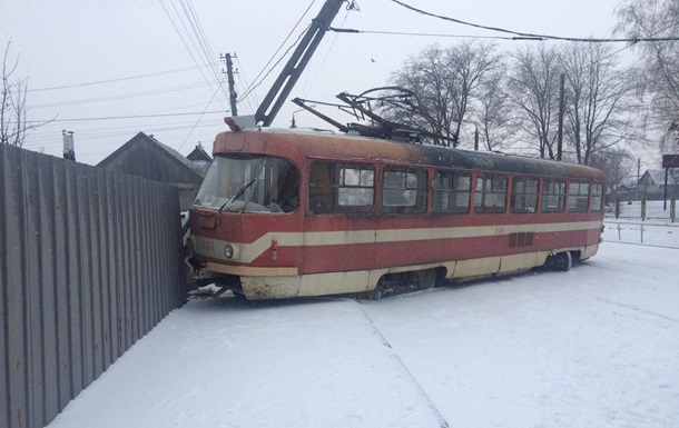 В Запорожье трамвай снес столб