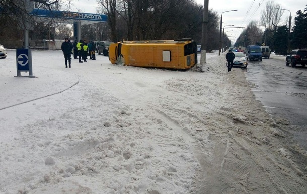  В Запорожье перевернулась маршрутка с пассажирами