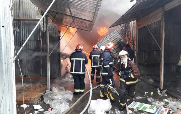 Пожар на рынке в Черновцах: пострадали три человека