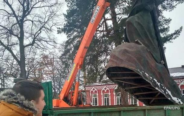 В Боярке демонтировали памятник Корчагину