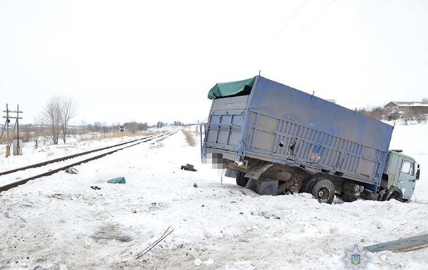 В Луганской области локомотив врезался в грузовик