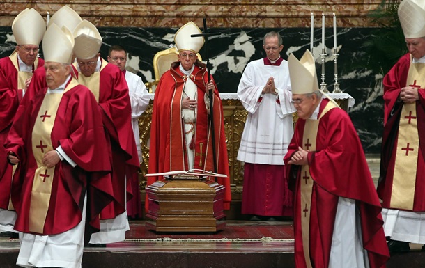Папа Римский наказал украинских монахов