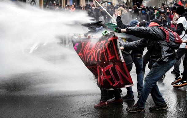 У Франції масові протести, поліція застосовує сльозогінний газ